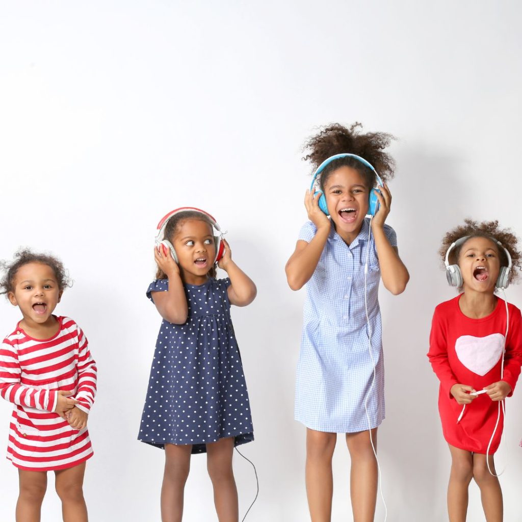 Bambini che ascoltano musica