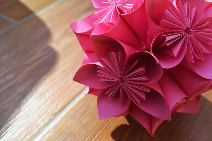immagine di fiore Kusudama realizzato con la carta