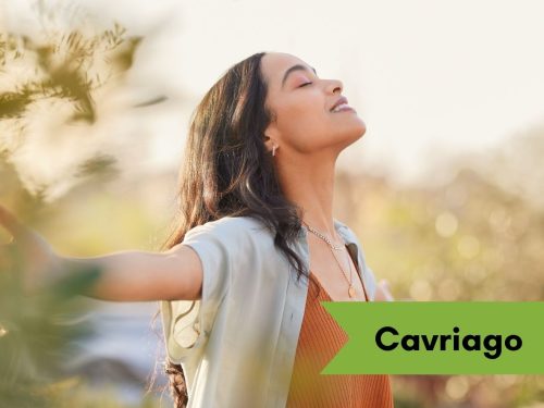 Mindfulness Ragazza che sorride e abbraccia il mondo