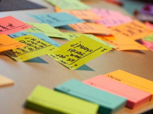 Tavolo pieno di post-it
