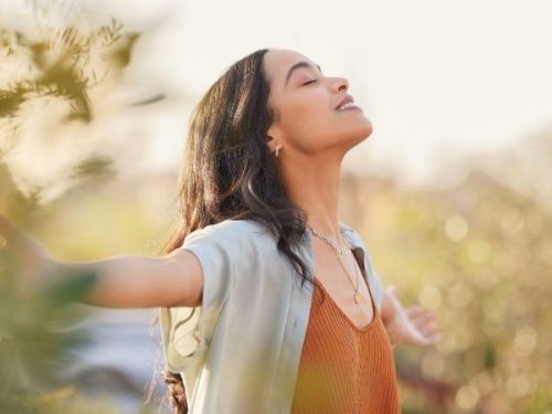Ragazza che sorride nella natura