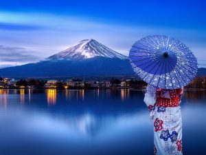 monte Fuji con donna in abiti giapponesi