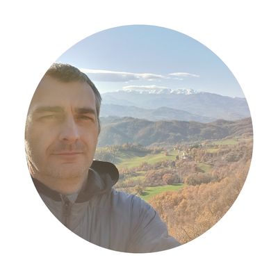 Fotografia del docente Giuliano Rinaldini in montagna