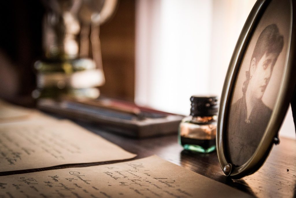 Testo di una lettera di fronte a una foto